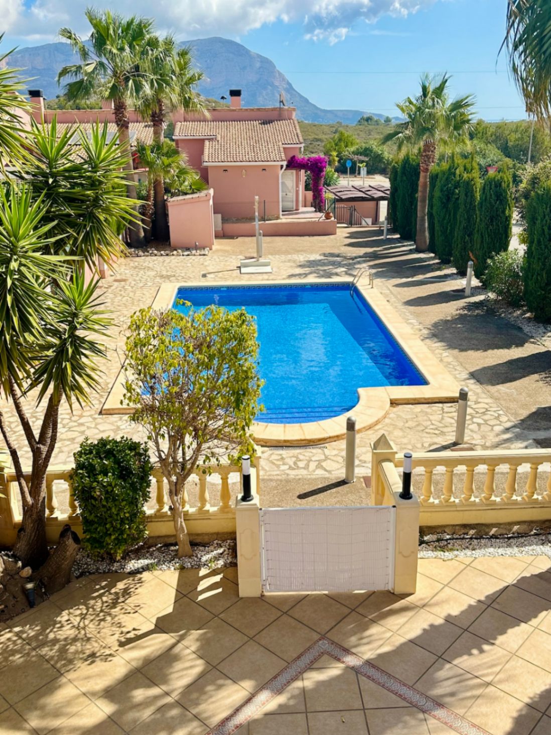 Detached house with direct access to the pool