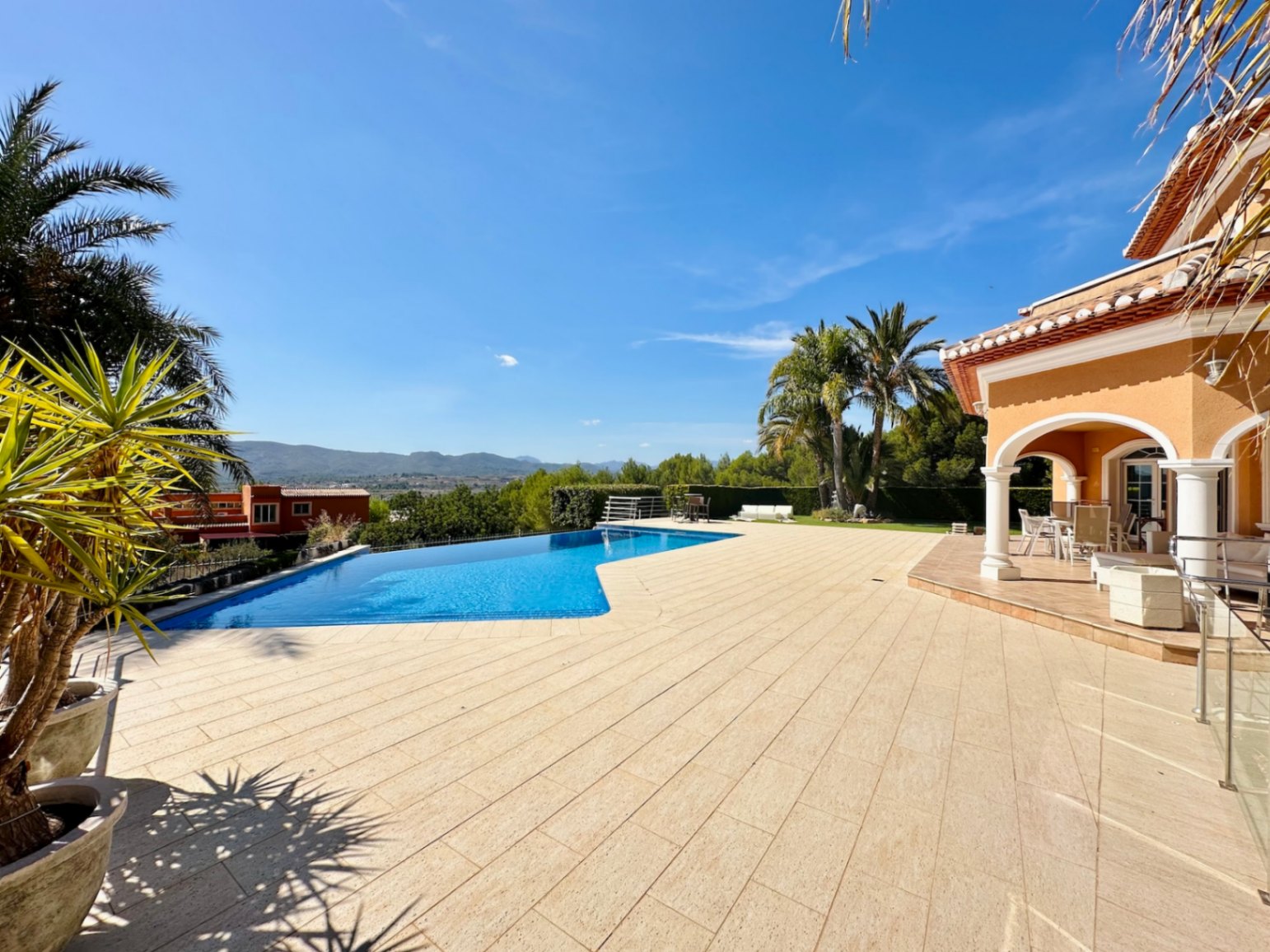 Luxueuse villa espagnole avec vue dégagée
