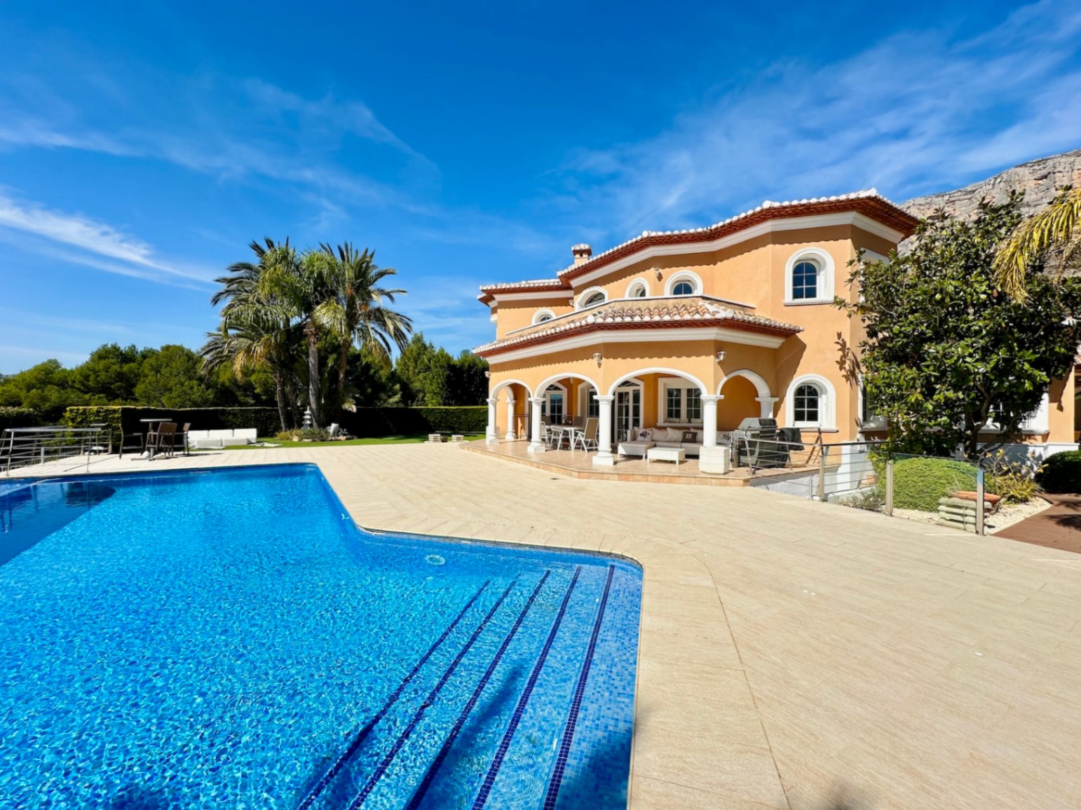 Luxurious Spanish villa with open views