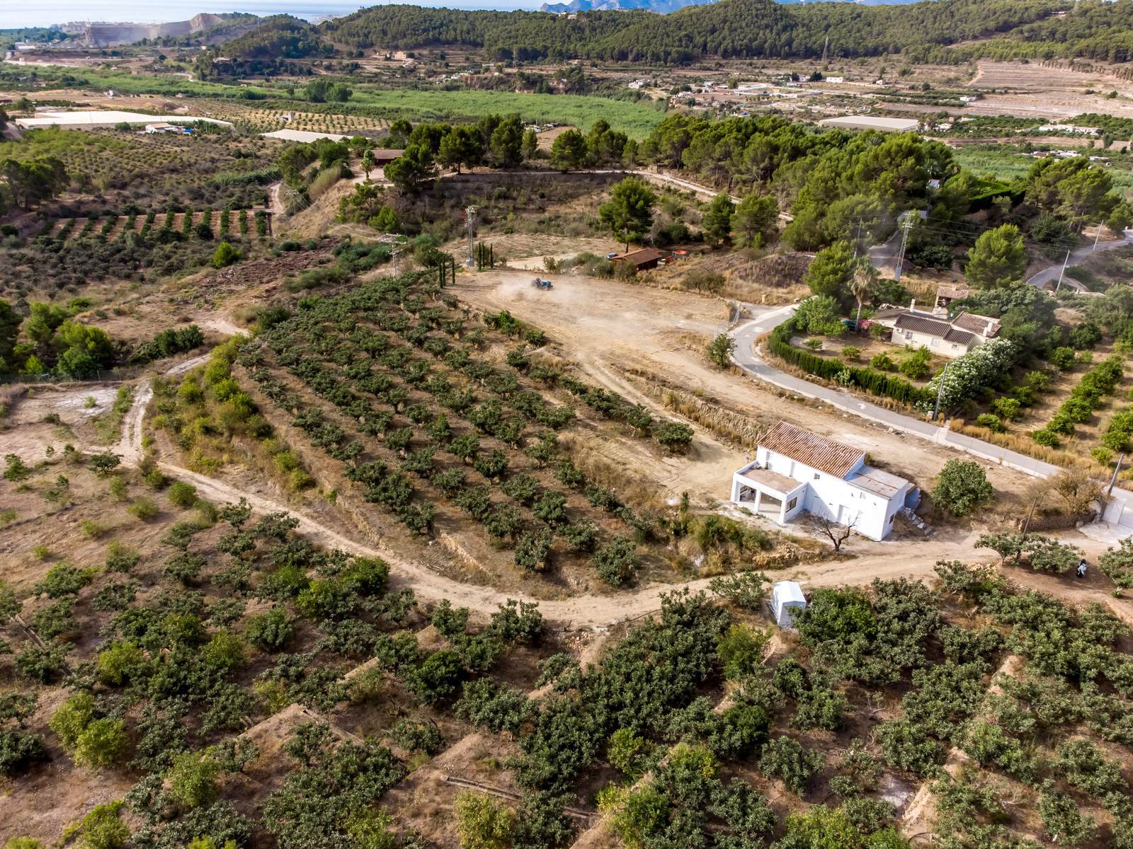 Building plot of 19.000 m2 with a finca to renovate