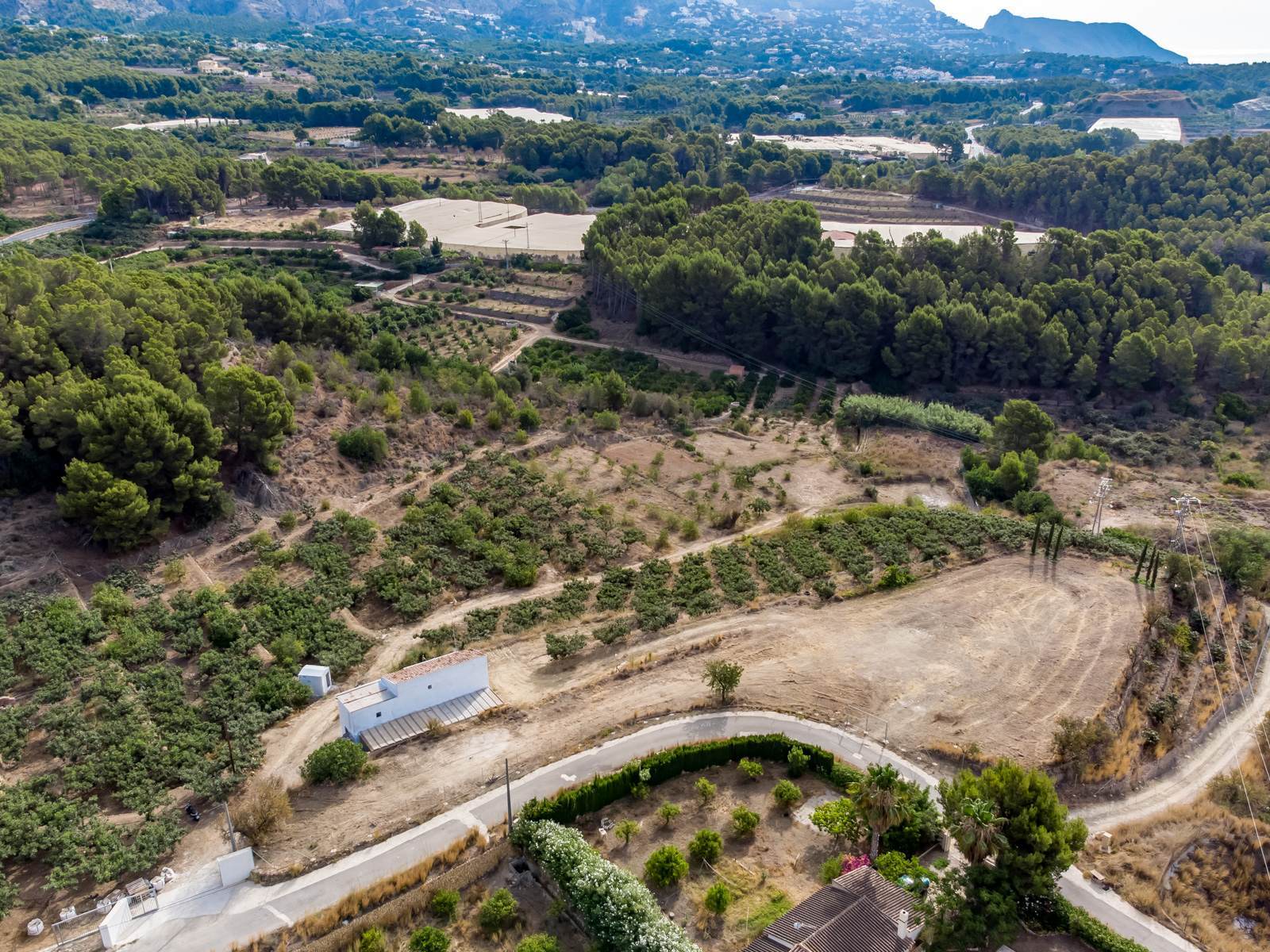 Building plot of 19.000 m2 with a finca to renovate